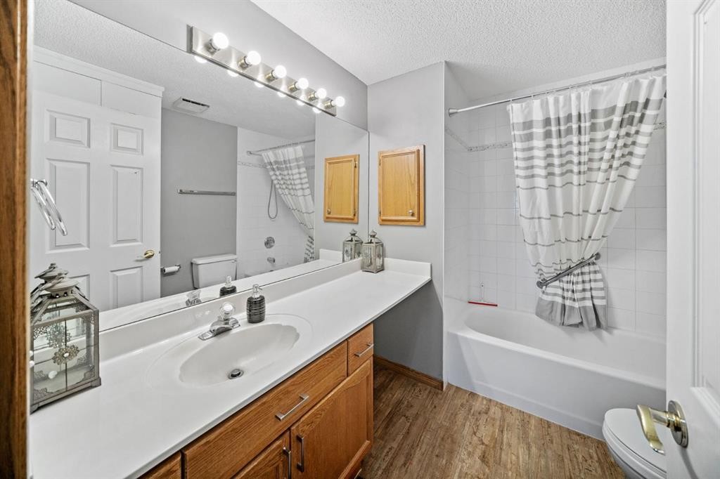 207-200 Lincoln Way Sw, Calgary, AB - Indoor Photo Showing Bathroom