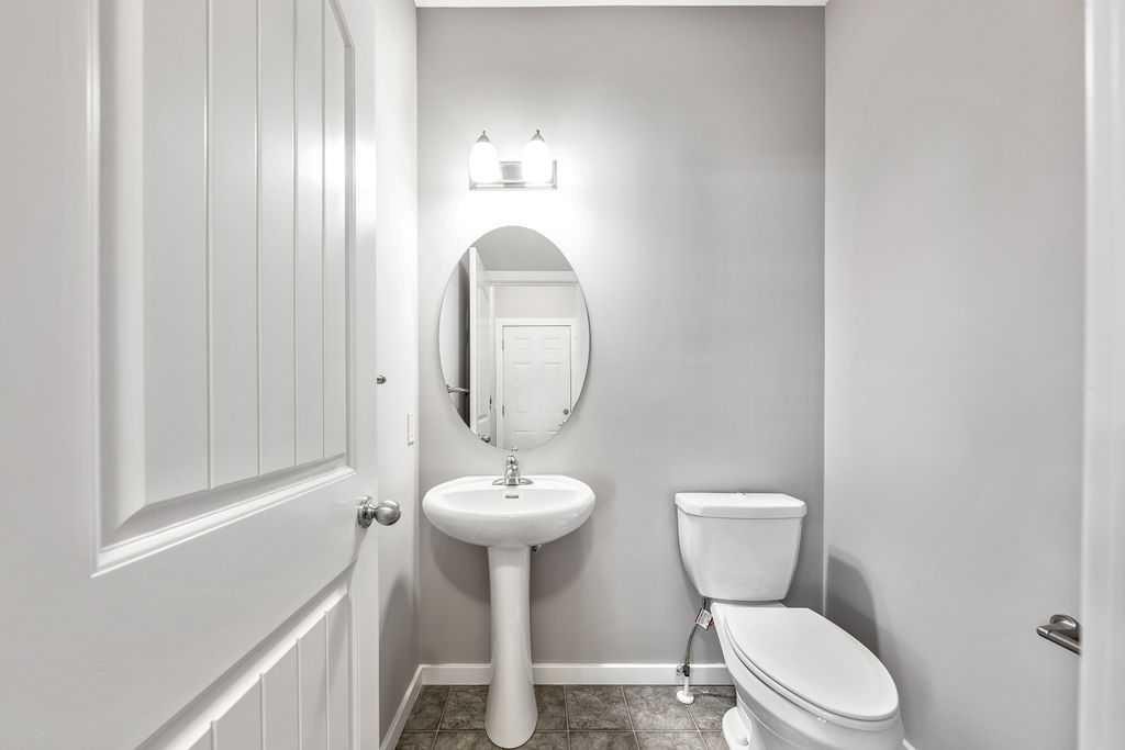 37 Marquis Common Se, Calgary, AB - Indoor Photo Showing Bathroom