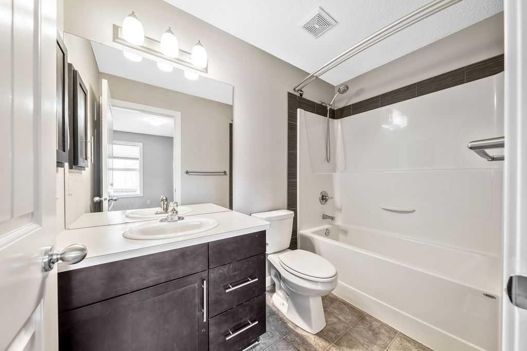 37 Marquis Common Se, Calgary, AB - Indoor Photo Showing Bathroom