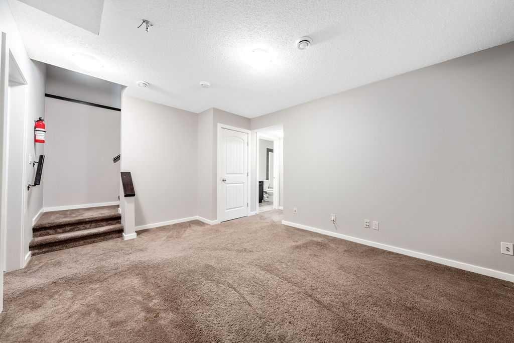 37 Marquis Common Se, Calgary, AB - Indoor Photo Showing Other Room