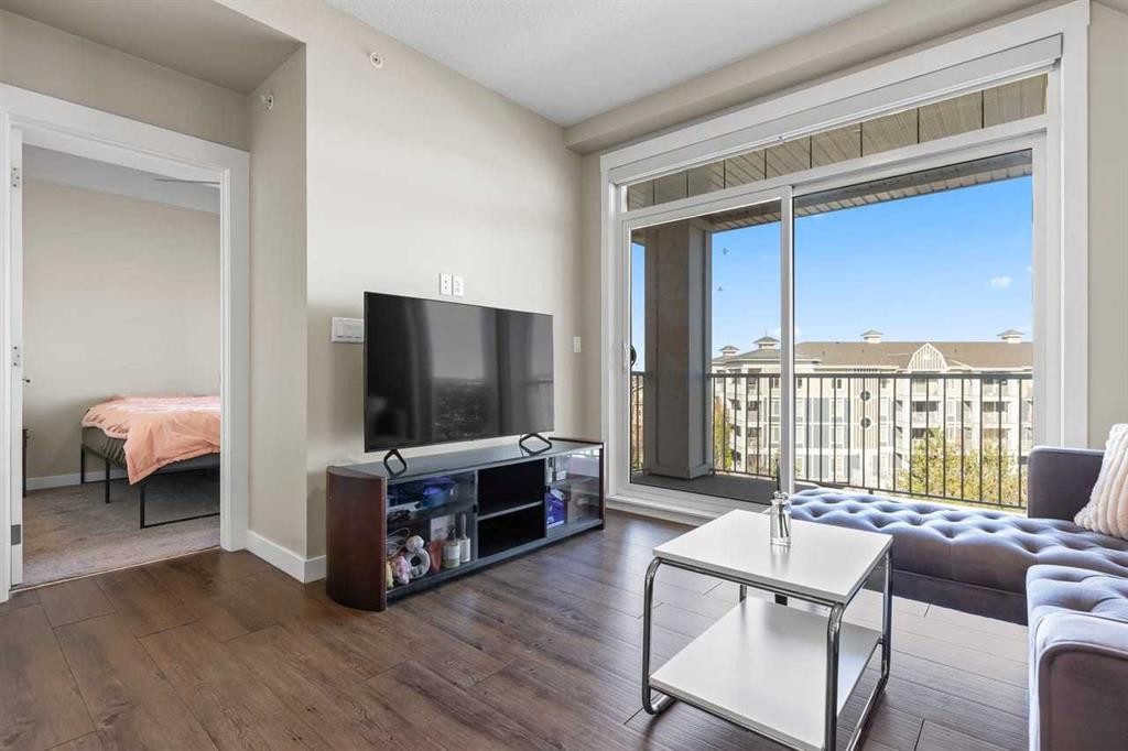 417-110 Auburn Meadows View Se, Calgary, AB - Indoor Photo Showing Living Room