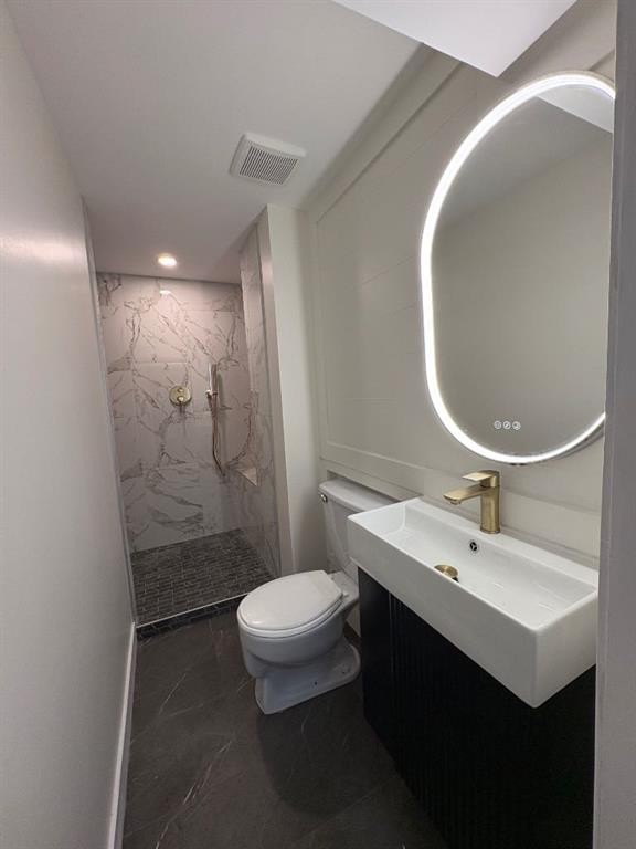 4703 40 Avenue Sw, Calgary, AB - Indoor Photo Showing Bathroom