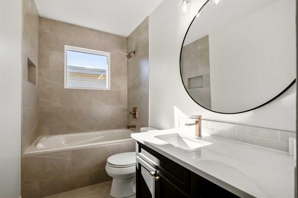 4703 40 Avenue Sw, Calgary, AB - Indoor Photo Showing Bathroom