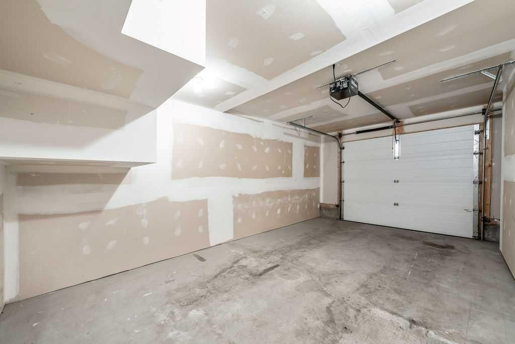 313 Strathcona Circle, Strathmore, AB - Indoor Photo Showing Garage