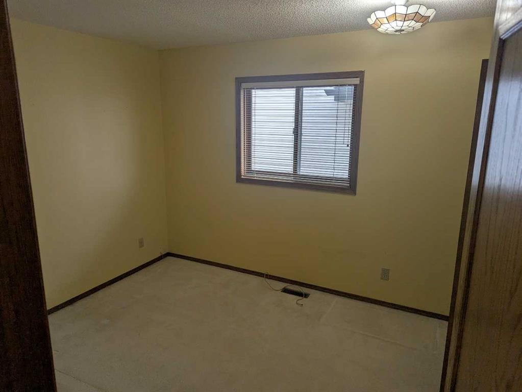 165 Woodford Drive Sw, Calgary, AB - Indoor Photo Showing Other Room