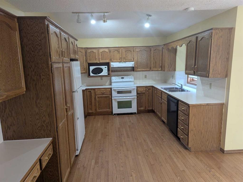 165 Woodford Drive Sw, Calgary, AB - Indoor Photo Showing Kitchen With Double Sink