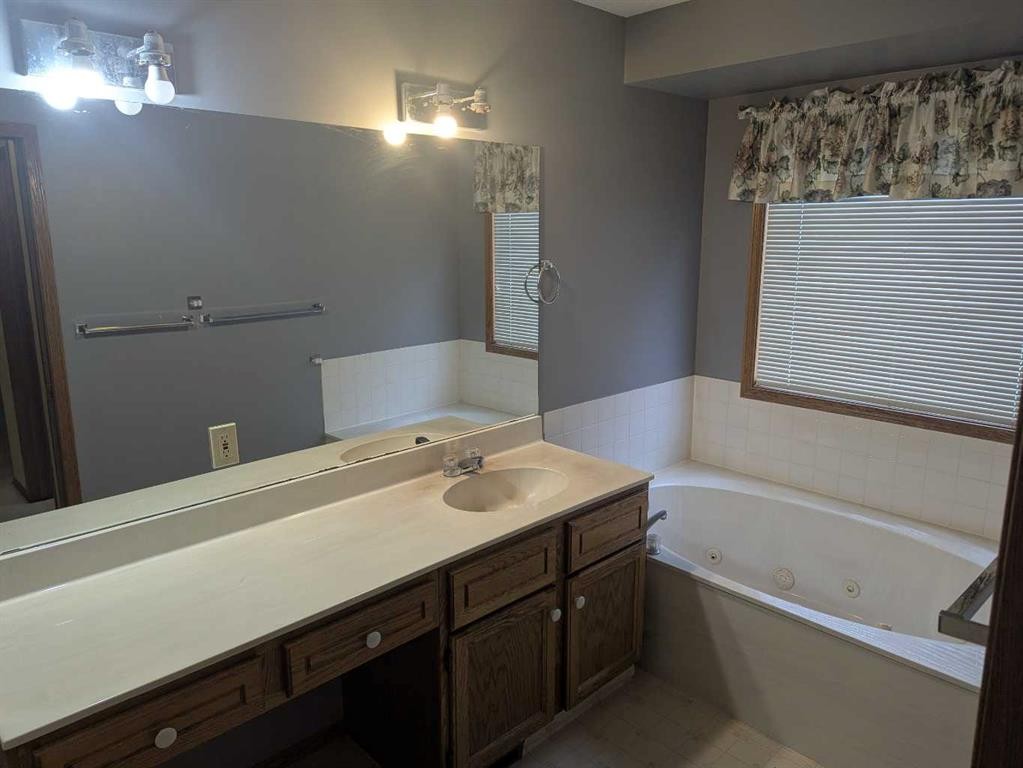 165 Woodford Drive Sw, Calgary, AB - Indoor Photo Showing Bathroom