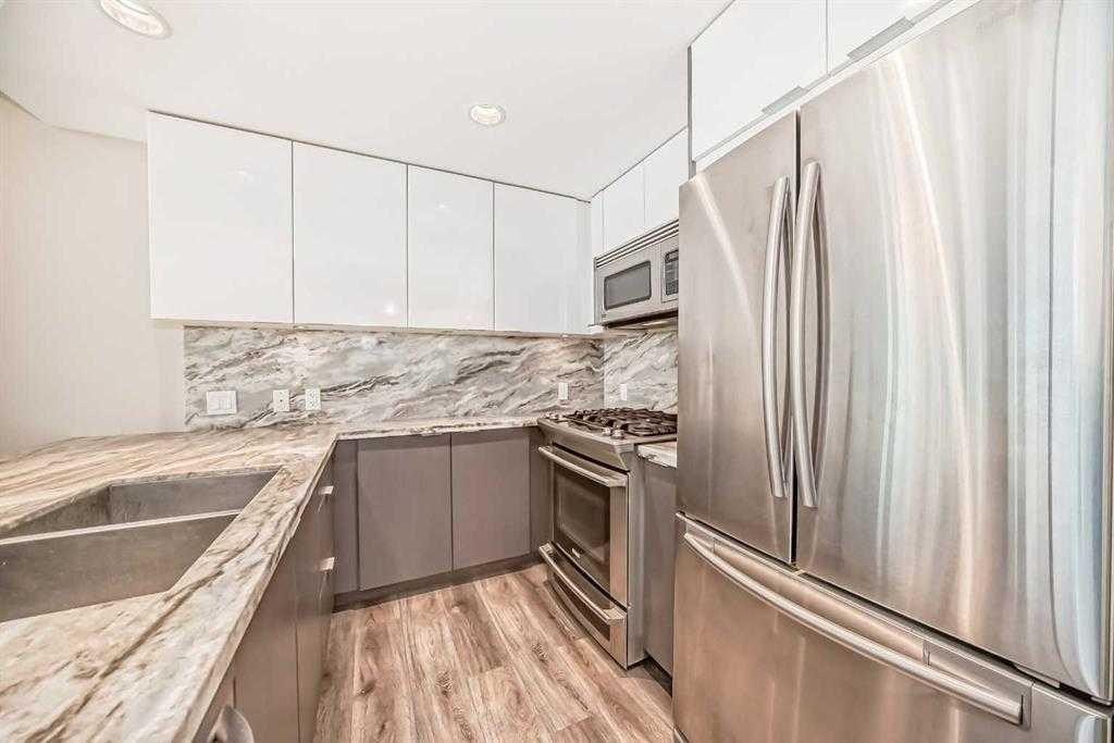 307-519 Riverfront Avenue Se, Calgary, AB - Indoor Photo Showing Kitchen With Double Sink With Upgraded Kitchen