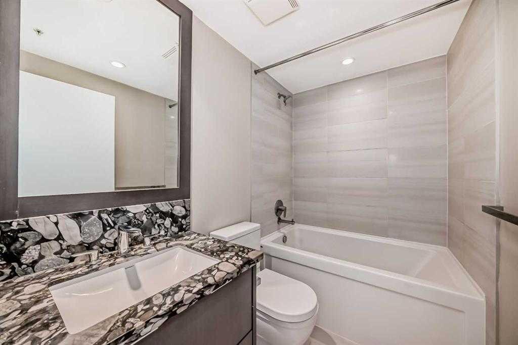 307-519 Riverfront Avenue Se, Calgary, AB - Indoor Photo Showing Bathroom