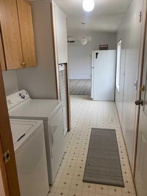 325 1 Street, Irricana, AB - Indoor Photo Showing Laundry Room