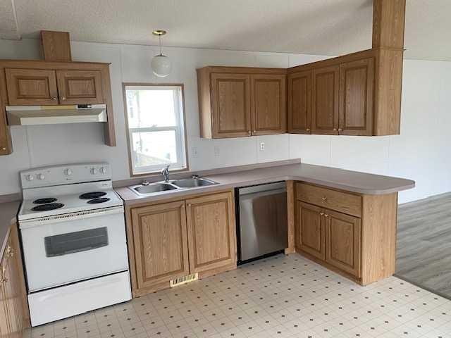 325 1 Street, Irricana, AB - Indoor Photo Showing Kitchen With Double Sink