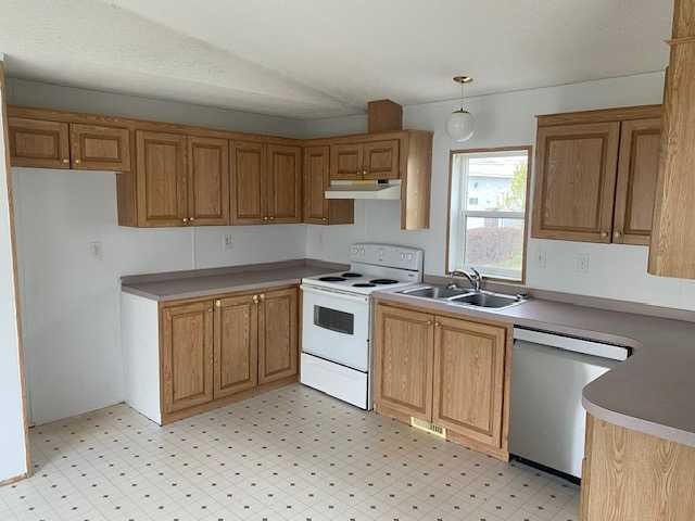325 1 Street, Irricana, AB - Indoor Photo Showing Kitchen With Double Sink