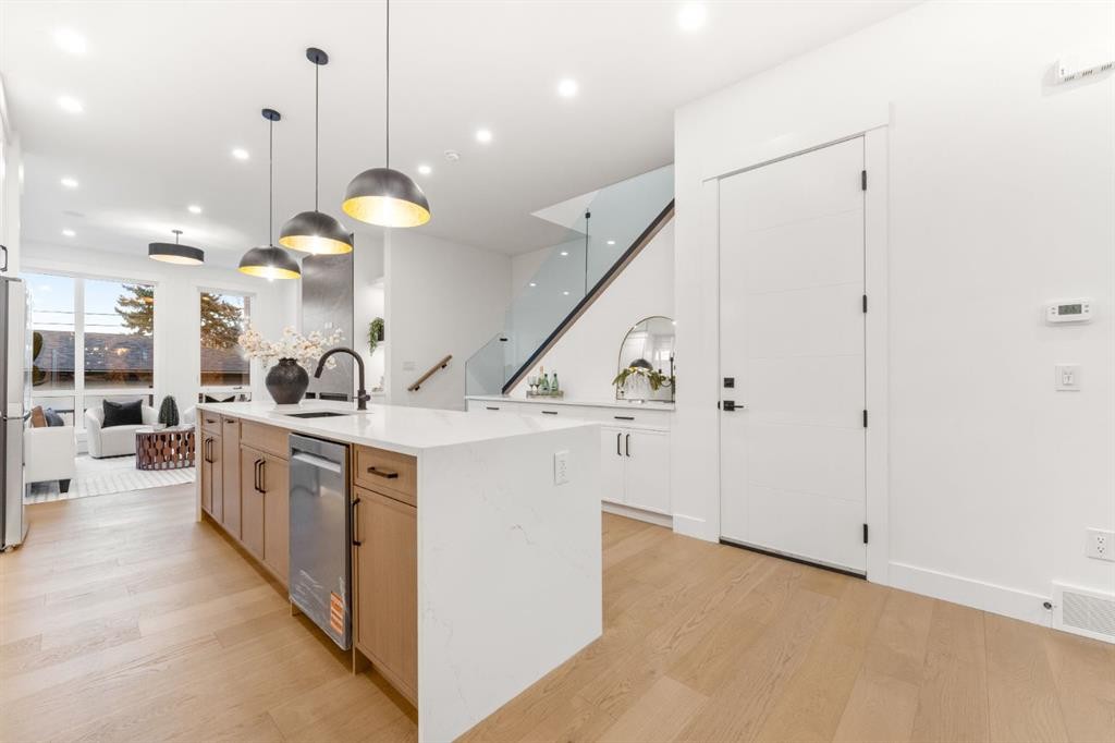 1444 43 Street Sw, Calgary, AB - Indoor Photo Showing Kitchen With Upgraded Kitchen