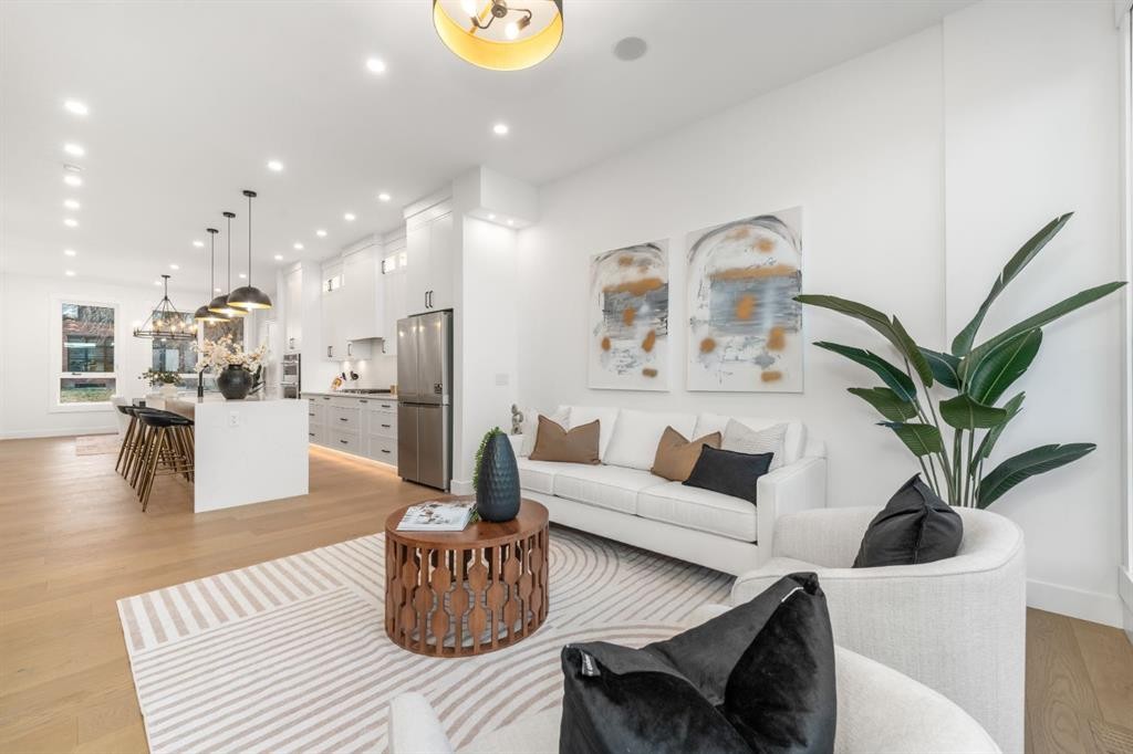 1444 43 Street Sw, Calgary, AB - Indoor Photo Showing Living Room