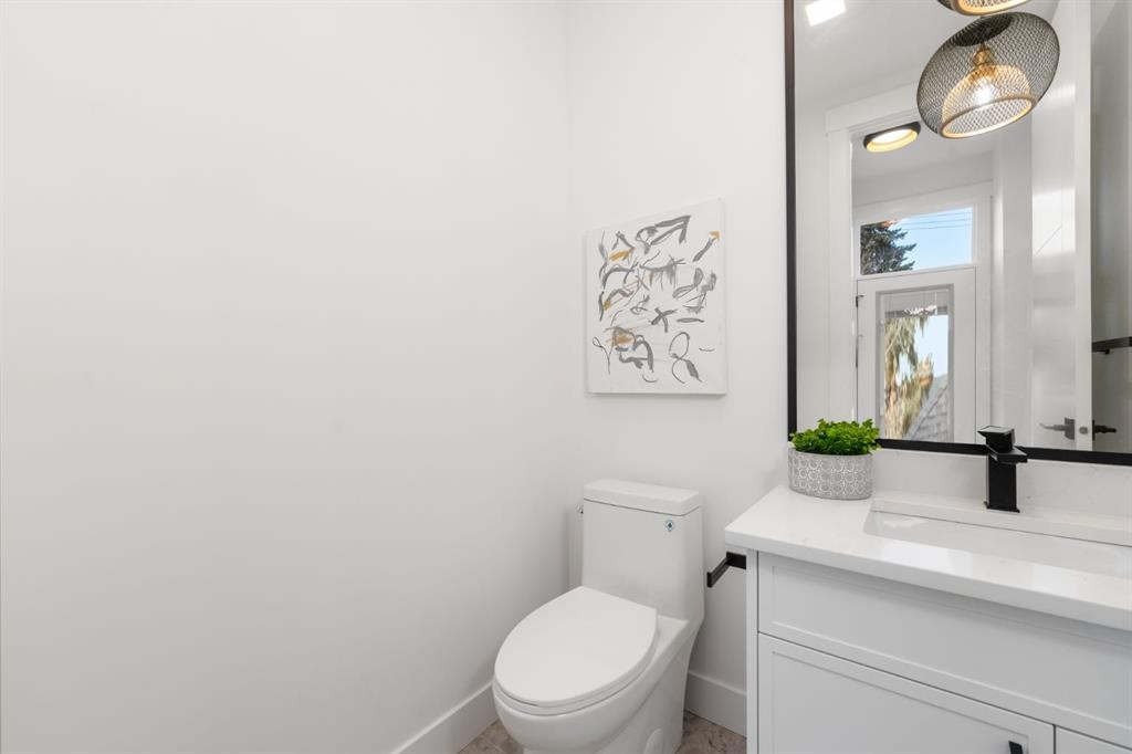 1444 43 Street Sw, Calgary, AB - Indoor Photo Showing Bathroom