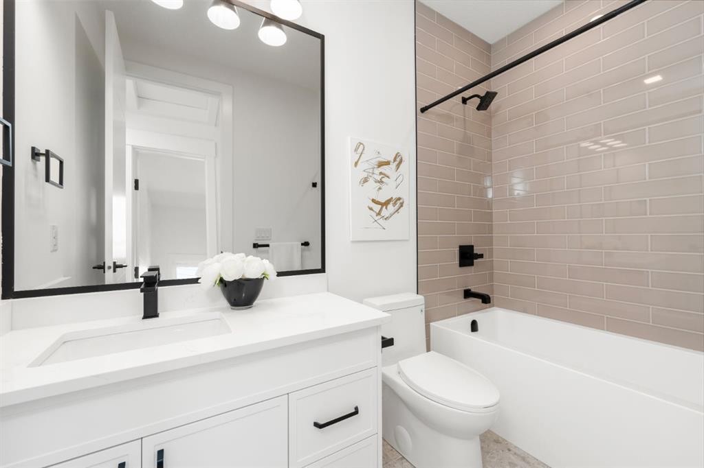 1444 43 Street Sw, Calgary, AB - Indoor Photo Showing Bathroom