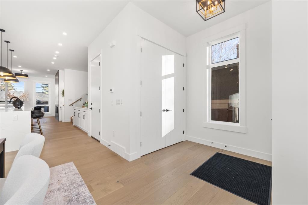 1444 43 Street Sw, Calgary, AB - Indoor Photo Showing Other Room