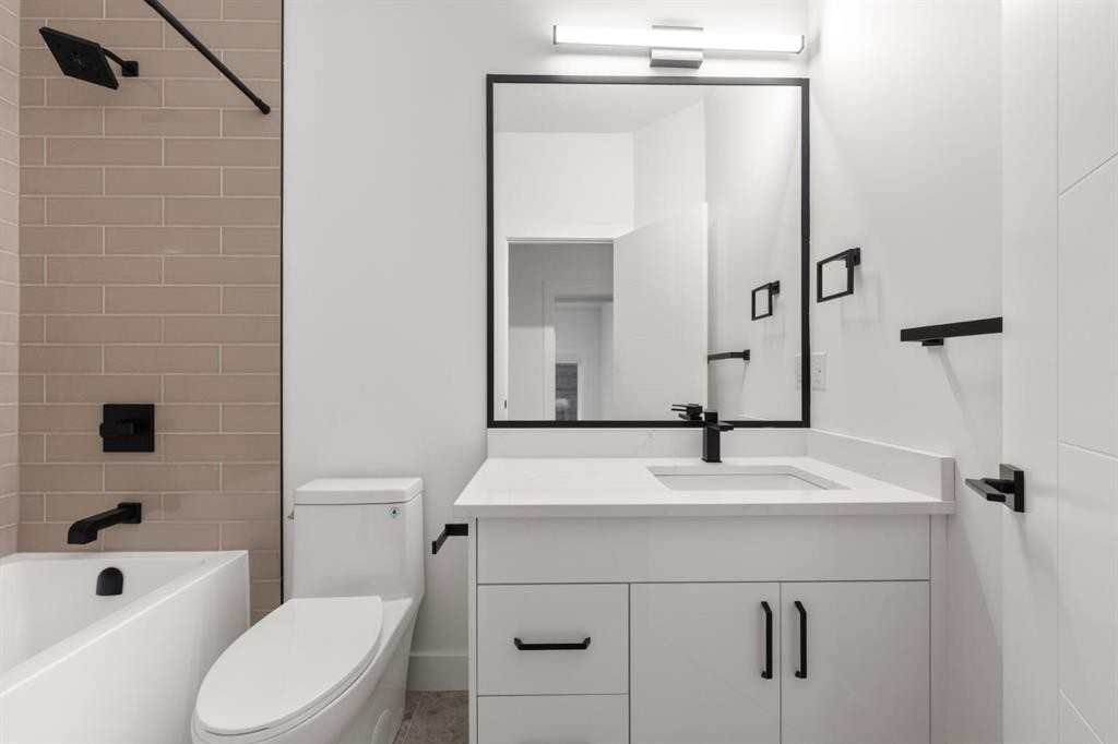 1444 43 Street Sw, Calgary, AB - Indoor Photo Showing Bathroom