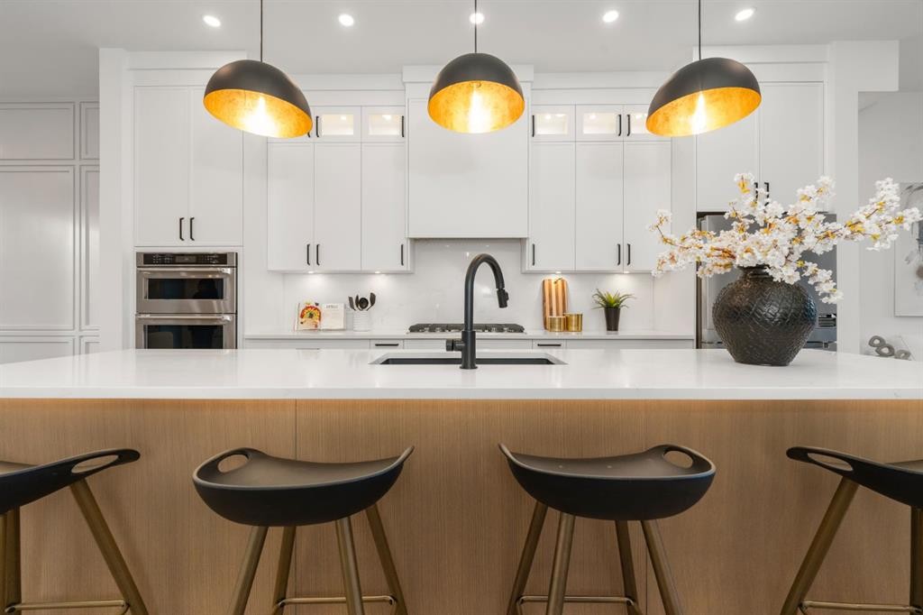 1444 43 Street Sw, Calgary, AB - Indoor Photo Showing Kitchen With Upgraded Kitchen