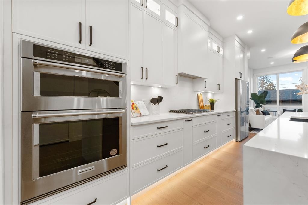 1444 43 Street Sw, Calgary, AB - Indoor Photo Showing Kitchen With Upgraded Kitchen