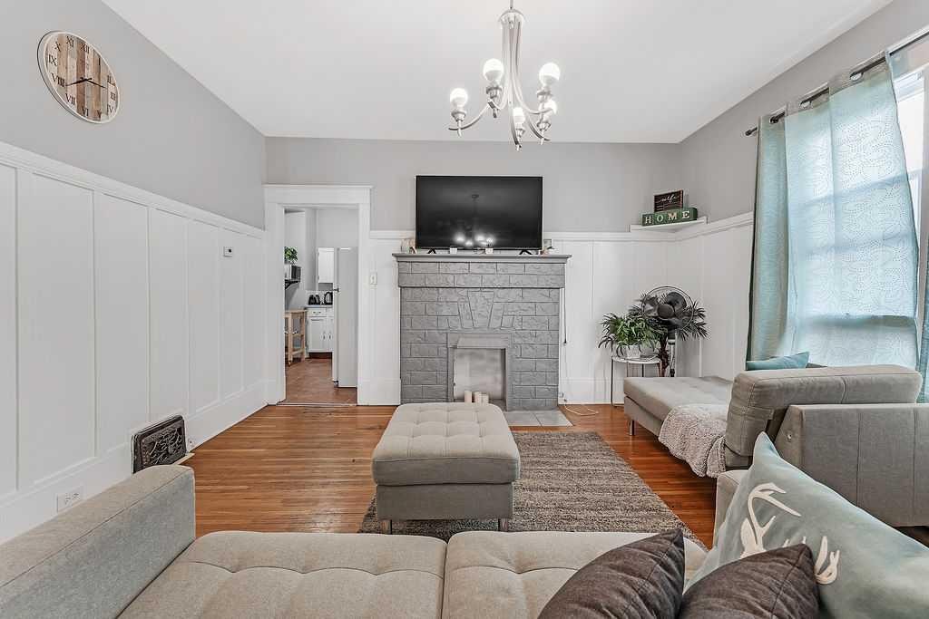 2117 17A Street Sw, Calgary, AB - Indoor Photo Showing Living Room With Fireplace