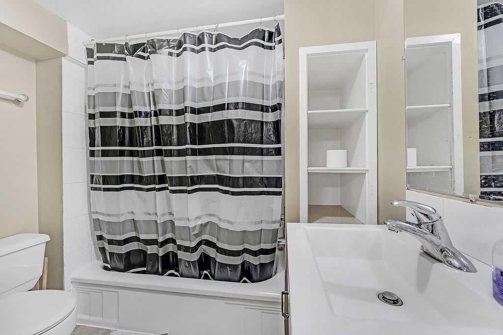 2117 17A Street Sw, Calgary, AB - Indoor Photo Showing Bathroom