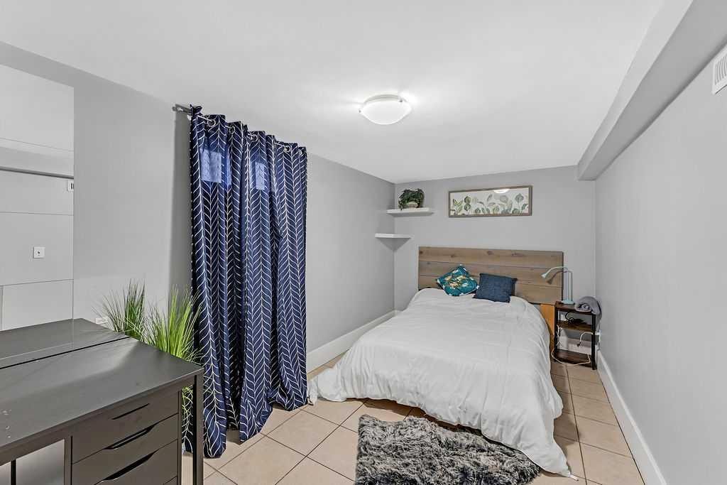 2117 17A Street Sw, Calgary, AB - Indoor Photo Showing Bedroom