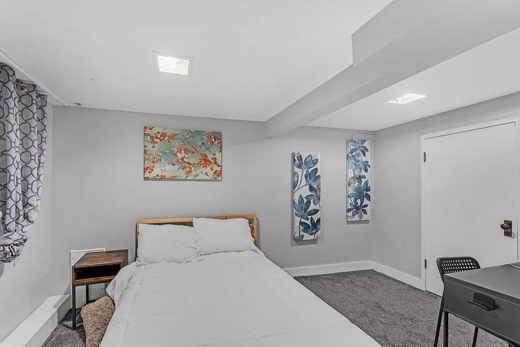 2117 17A Street Sw, Calgary, AB - Indoor Photo Showing Bedroom