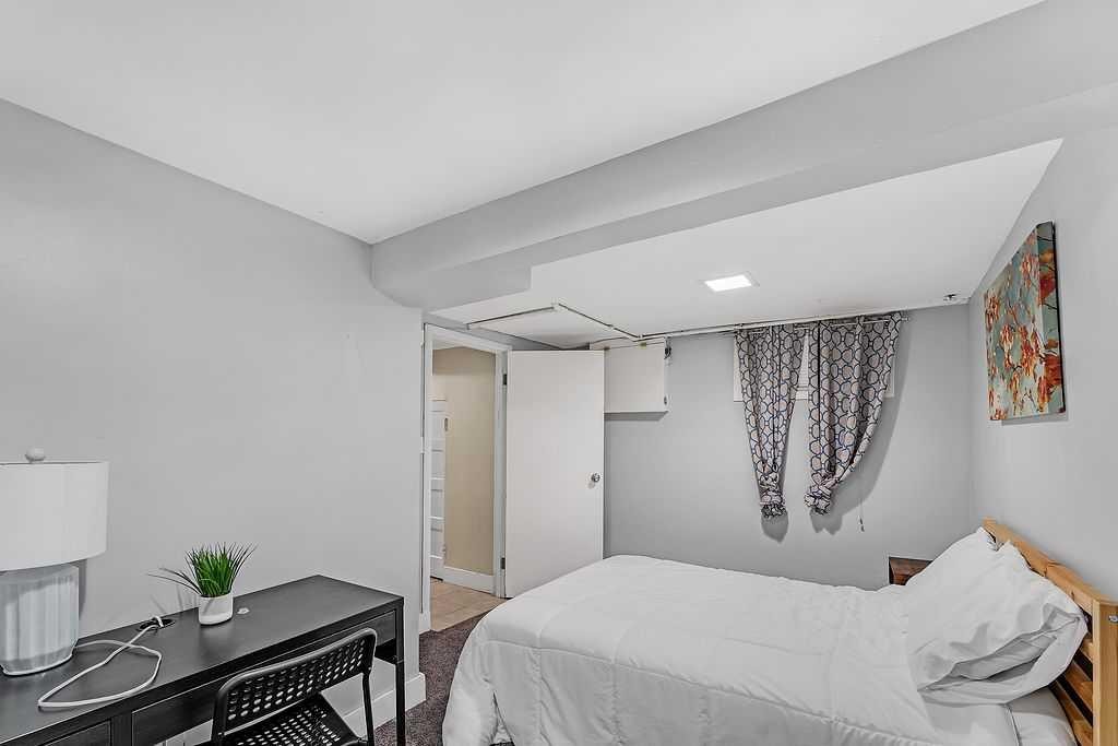 2117 17A Street Sw, Calgary, AB - Indoor Photo Showing Bedroom