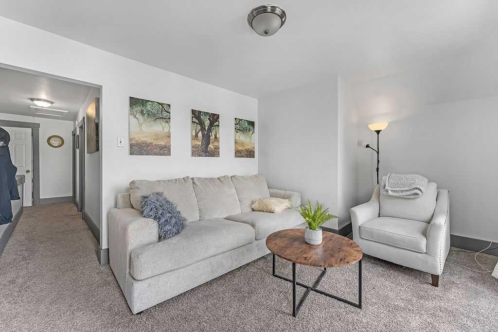 2117 17A Street Sw, Calgary, AB - Indoor Photo Showing Living Room