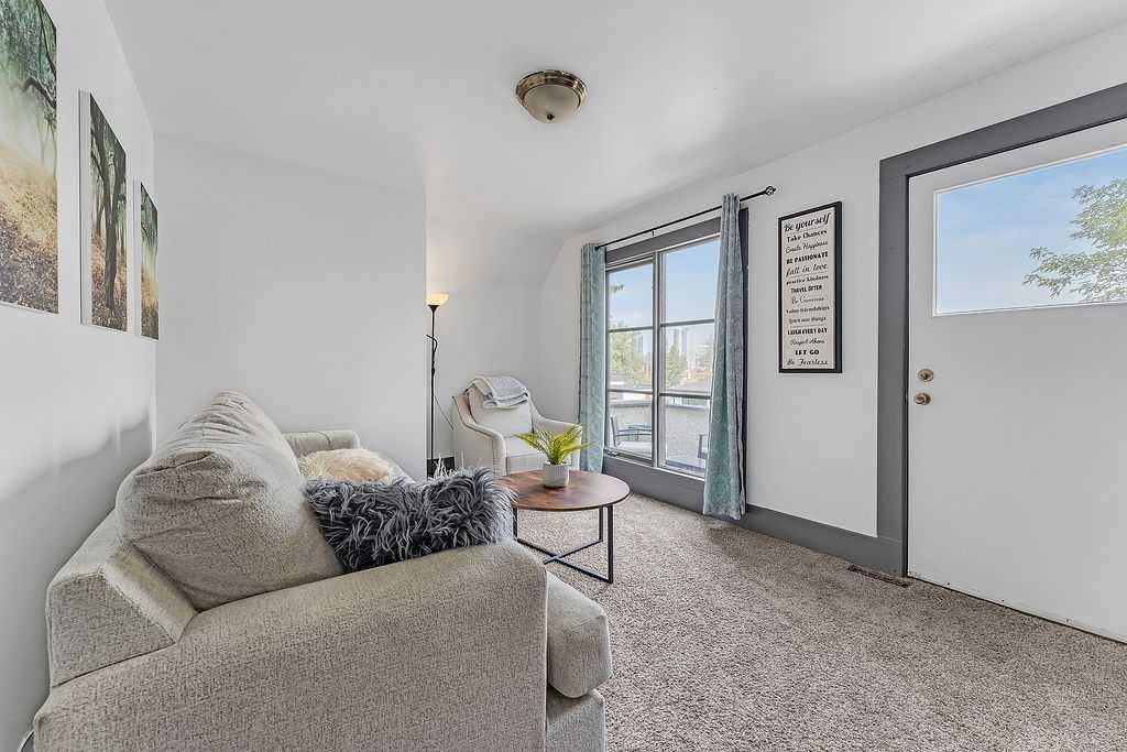 2117 17A Street Sw, Calgary, AB - Indoor