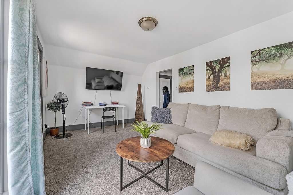 2117 17A Street Sw, Calgary, AB - Indoor Photo Showing Living Room
