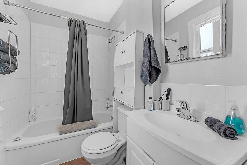 2117 17A Street Sw, Calgary, AB - Indoor Photo Showing Bathroom