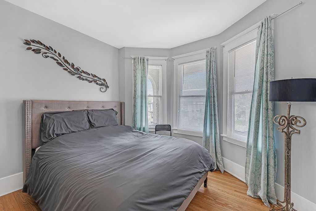 2117 17A Street Sw, Calgary, AB - Indoor Photo Showing Bedroom