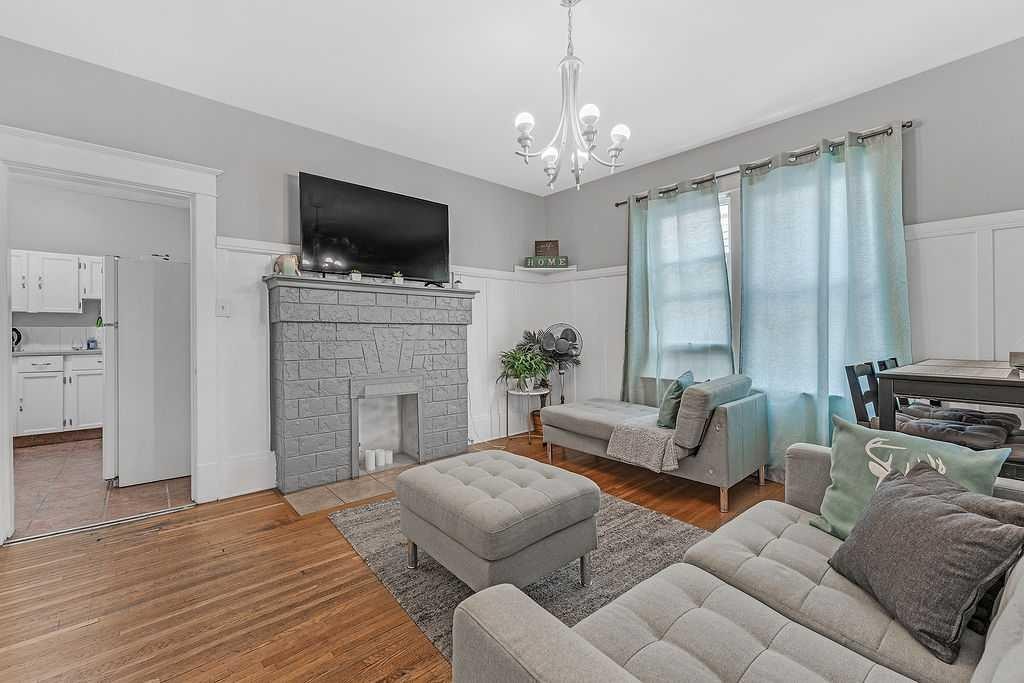 2117 17A Street Sw, Calgary, AB - Indoor Photo Showing Living Room With Fireplace