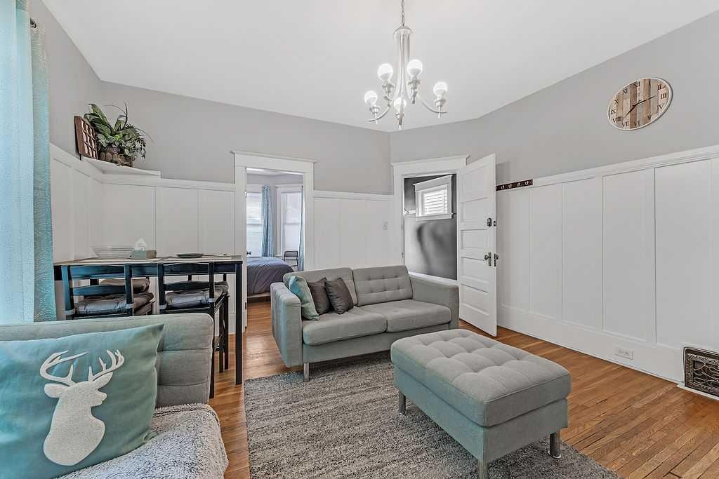 2117 17A Street Sw, Calgary, AB - Indoor Photo Showing Living Room
