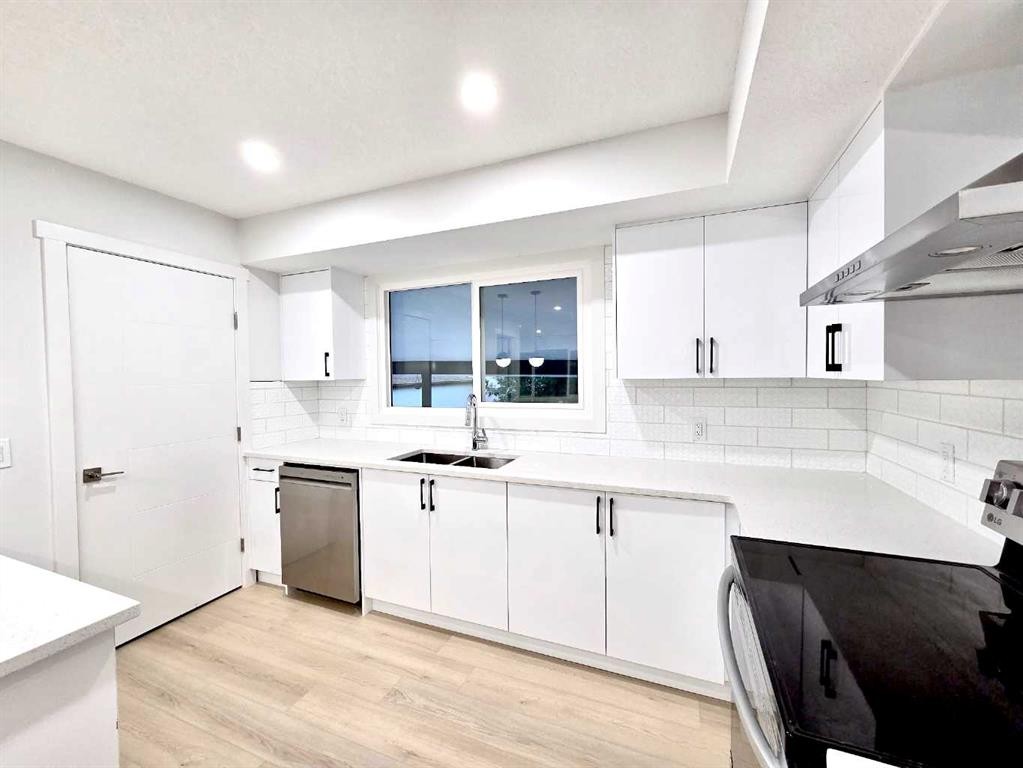 131 Whiteview Close Ne, Calgary, AB - Indoor Photo Showing Kitchen With Double Sink
