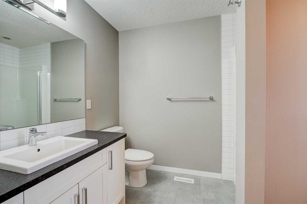 198 Masters Avenue Se, Calgary, AB - Indoor Photo Showing Bathroom