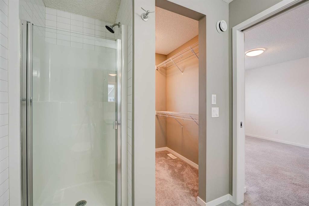 198 Masters Avenue Se, Calgary, AB - Indoor Photo Showing Bathroom