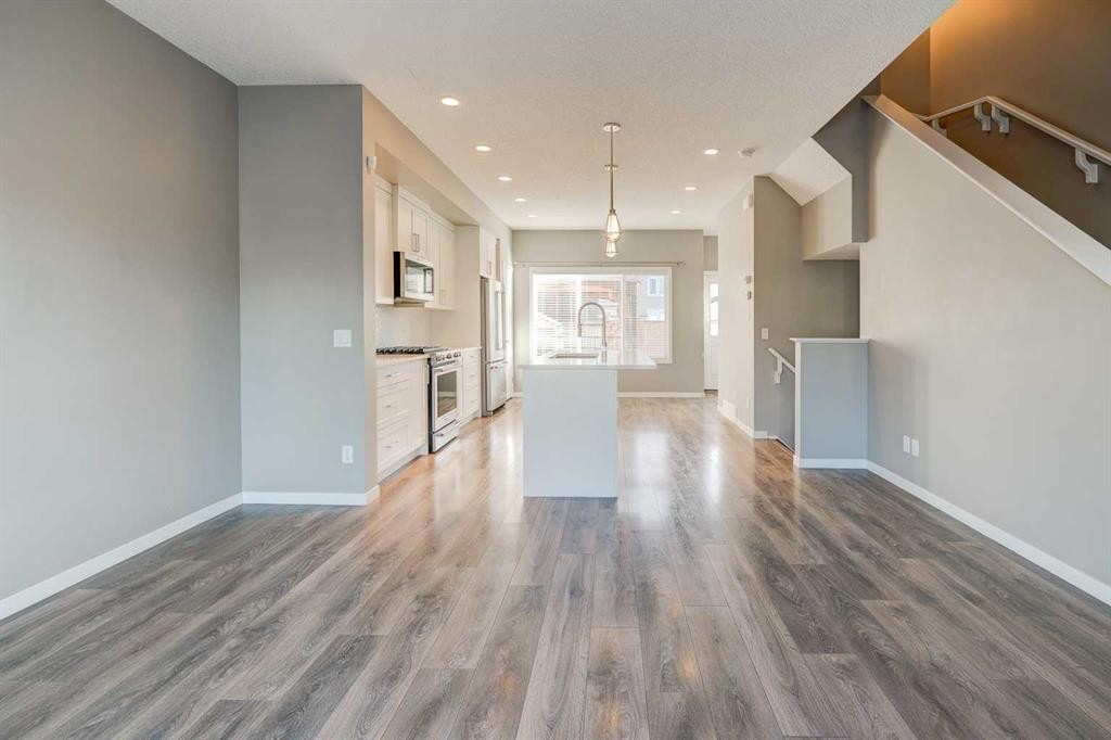 198 Masters Avenue Se, Calgary, AB - Indoor Photo Showing Kitchen