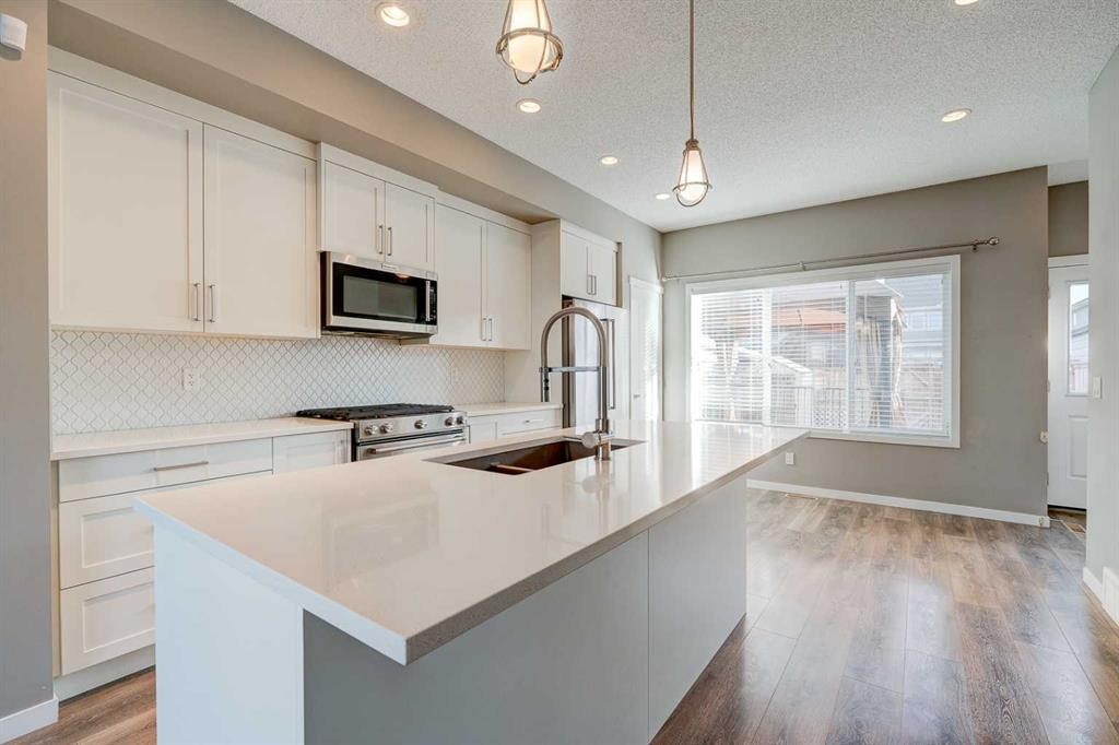 198 Masters Avenue Se, Calgary, AB - Indoor Photo Showing Kitchen With Double Sink With Upgraded Kitchen