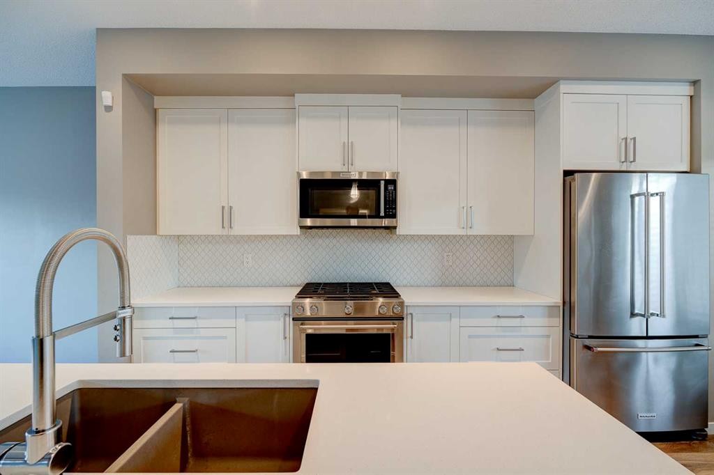 198 Masters Avenue Se, Calgary, AB - Indoor Photo Showing Kitchen