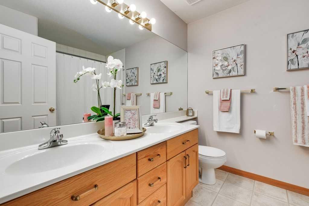 133 Chaparral Ridge Point Se, Calgary, AB - Indoor Photo Showing Bathroom