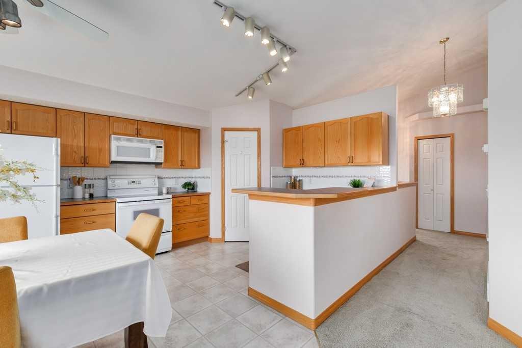 133 Chaparral Ridge Point Se, Calgary, AB - Indoor Photo Showing Kitchen