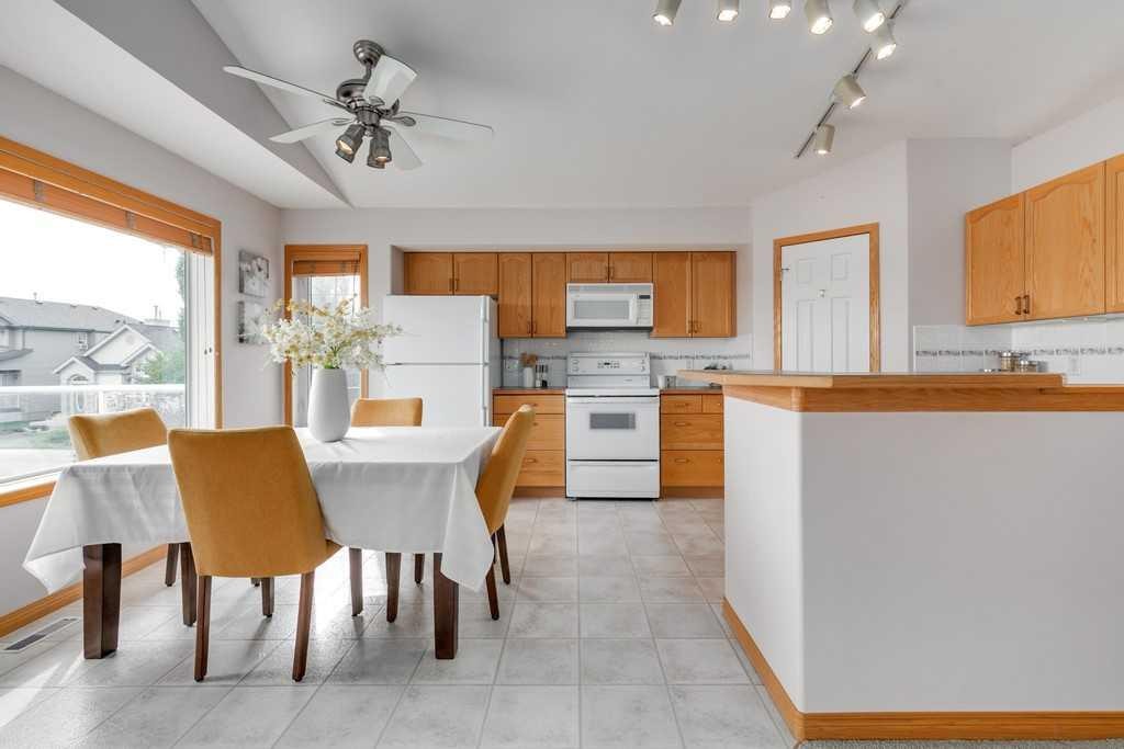 133 Chaparral Ridge Point Se, Calgary, AB - Indoor Photo Showing Kitchen