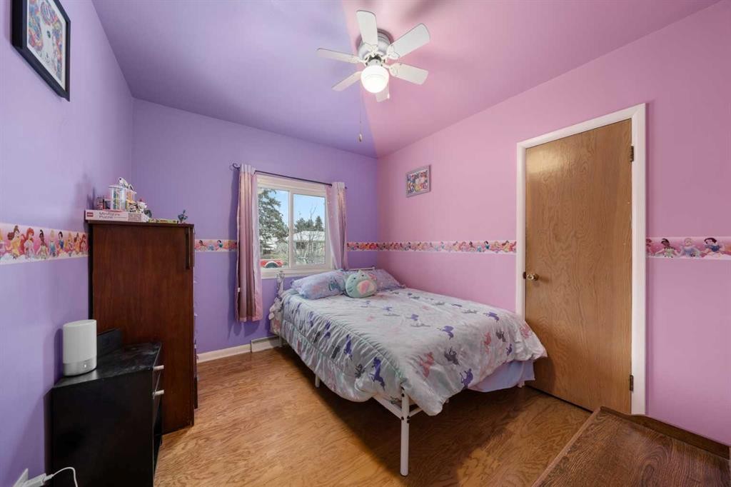 2219 41 Street Se, Calgary, AB - Indoor Photo Showing Bedroom