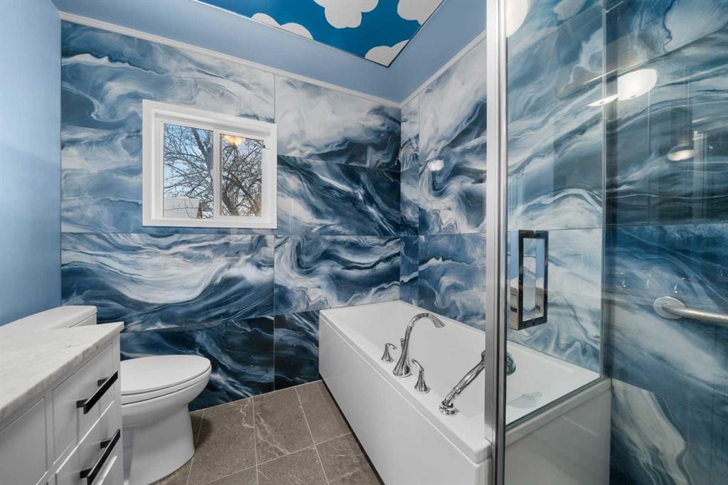 2219 41 Street Se, Calgary, AB - Indoor Photo Showing Bathroom