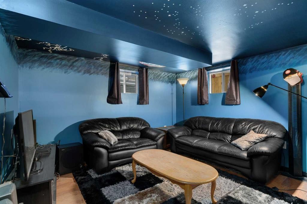 2219 41 Street Se, Calgary, AB - Indoor Photo Showing Living Room