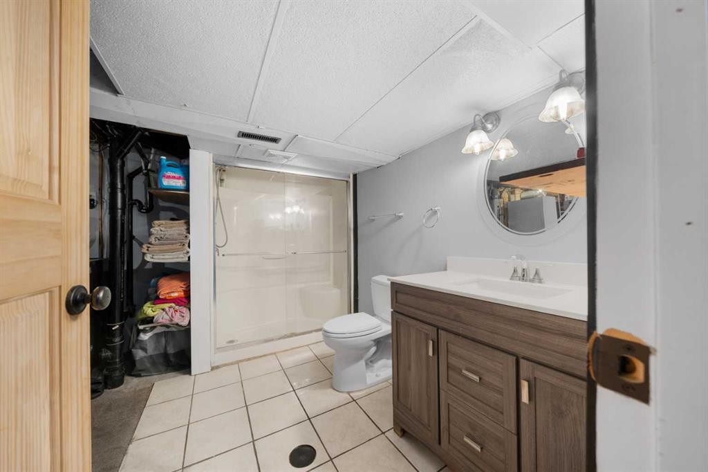 2219 41 Street Se, Calgary, AB - Indoor Photo Showing Bathroom