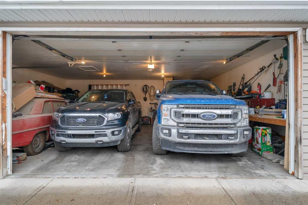 2219 41 Street Se, Calgary, AB - Indoor Photo Showing Garage